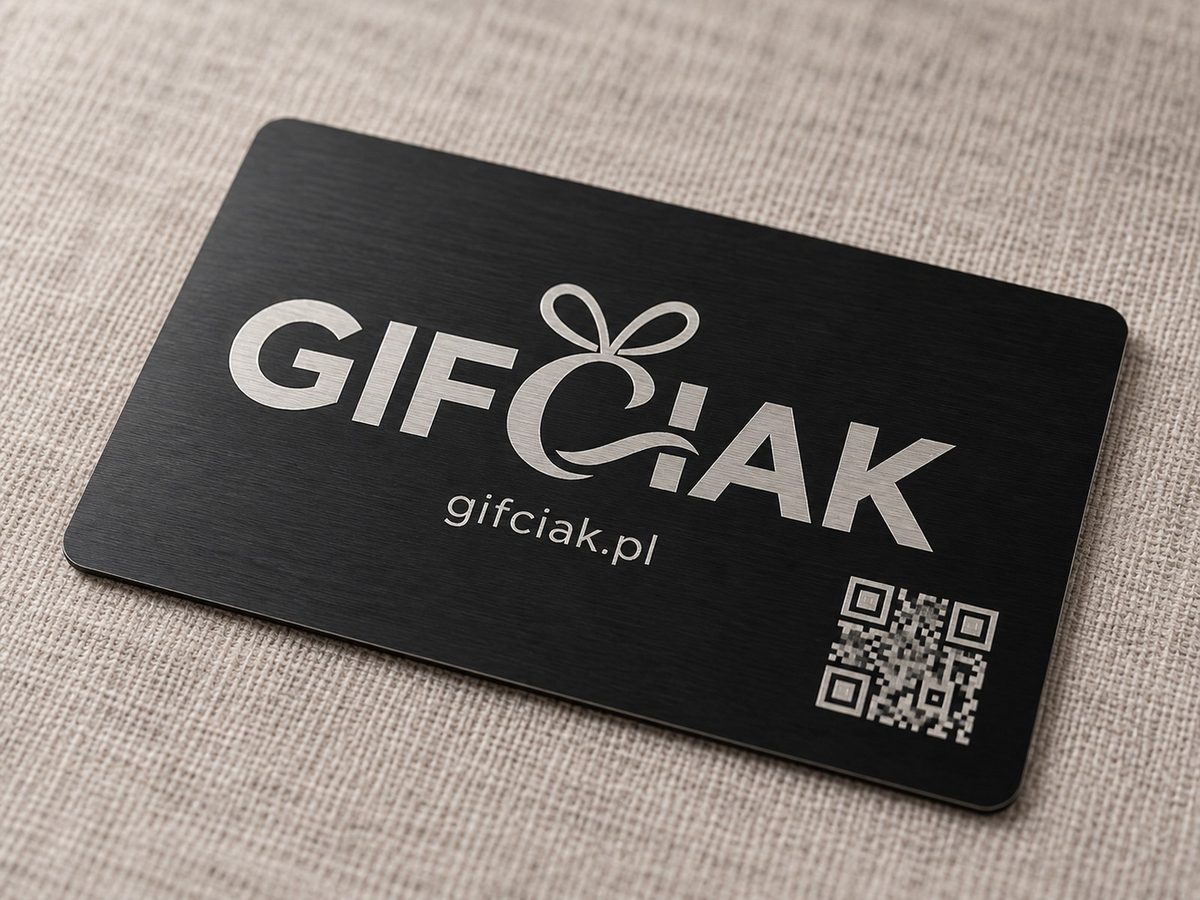 Wizualizacja: Logo Gifciak i kod QR wygrawerowane na czarnej aluminiowej wizytówce