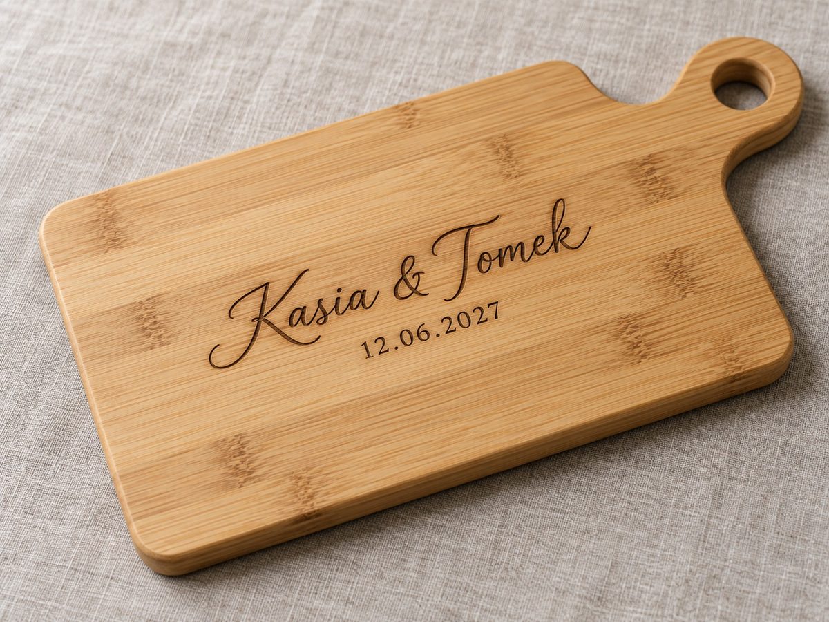 Wizualizacja: Grawer „Kasia & Tomek 12.06.2027” na bambusowej desce do krojenia