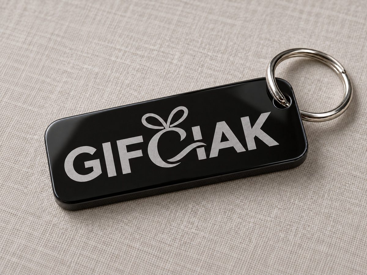 Wizualizacja: Logo Gifciak wygrawerowane na breloku z czarnego akrylu