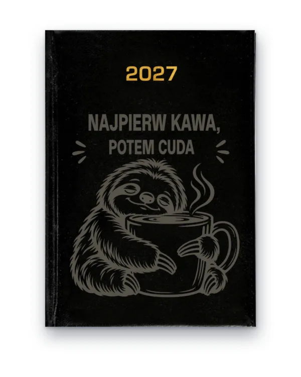 Kalendarz książkowy BALADEK 2027 z grawerem: Leniwiec — Najpierw kawa, potem cuda