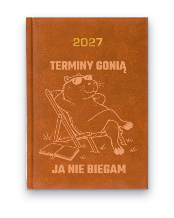 Kalendarz książkowy BALADEK 2027 z grawerem: Kapibara na leżaku — Terminy gonią, ja nie biegam