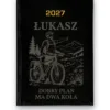 Kalendarz książkowy BALADEK 2027 z grawerem: Imię + rowerzysta — Dobry plan ma dwa koła