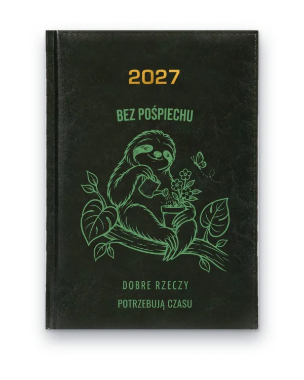Kalendarz książkowy BALADEK 2027 z grawerem: Leniwiec z konewką — Bez pośpiechu, dobre rzeczy potrzebują czasu