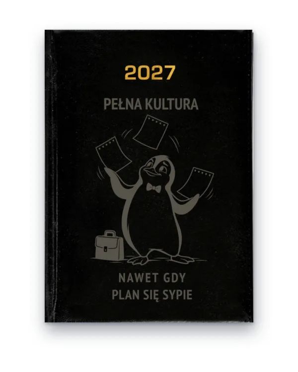 Kalendarz książkowy BALADEK 2027 z grawerem: Pingwin w muszce — Pełna kultura, nawet gdy plan się sypie