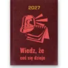 Kalendarz książkowy BALADEK 2027 z grawerem: Kogut i kalendarz — Wiedz, że coś się dzieje