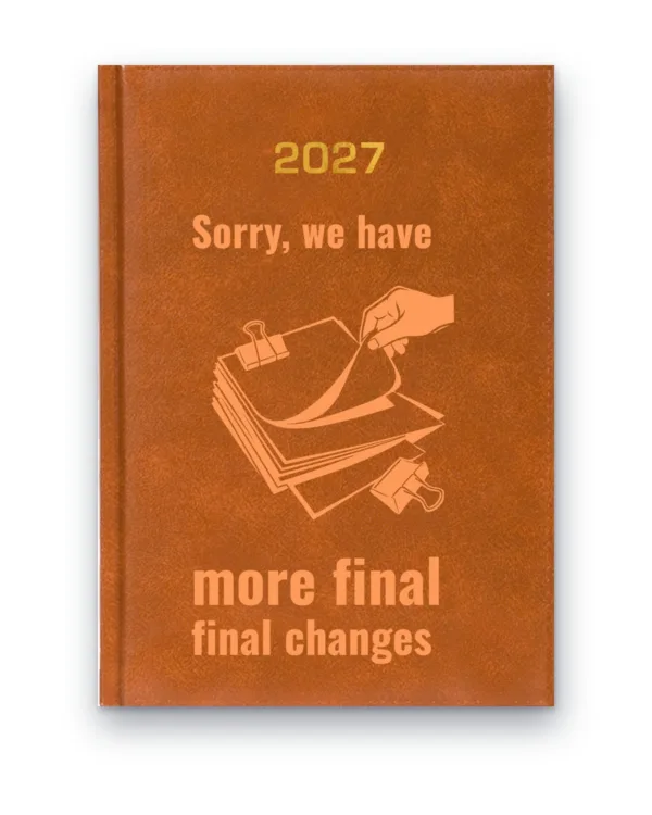 Kalendarz książkowy BALADEK 2027 z grawerem: Stos poprawek — Sorry, we have more final final changes