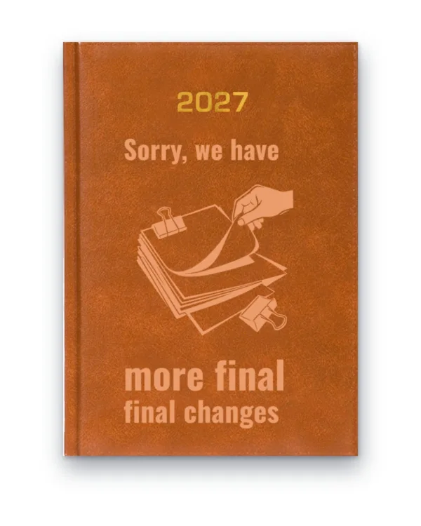 Kalendarz książkowy BALADEK 2027 z grawerem: Stos poprawek — Sorry, we have more final final changes