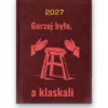 Kalendarz książkowy BALADEK 2027 z grawerem: Taboret i oklaski — Gorzej było, a klaskali