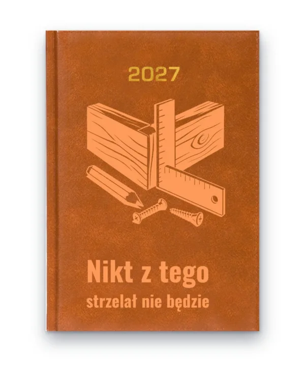 Kalendarz książkowy BALADEK 2027 z grawerem: Deski, kątownik i wkręty — Nikt z tego strzelał nie będzie