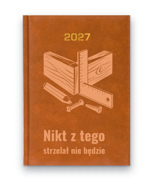 Kalendarz książkowy BALADEK 2027 z grawerem: Deski, kątownik i wkręty — Nikt z tego strzelał nie będzie