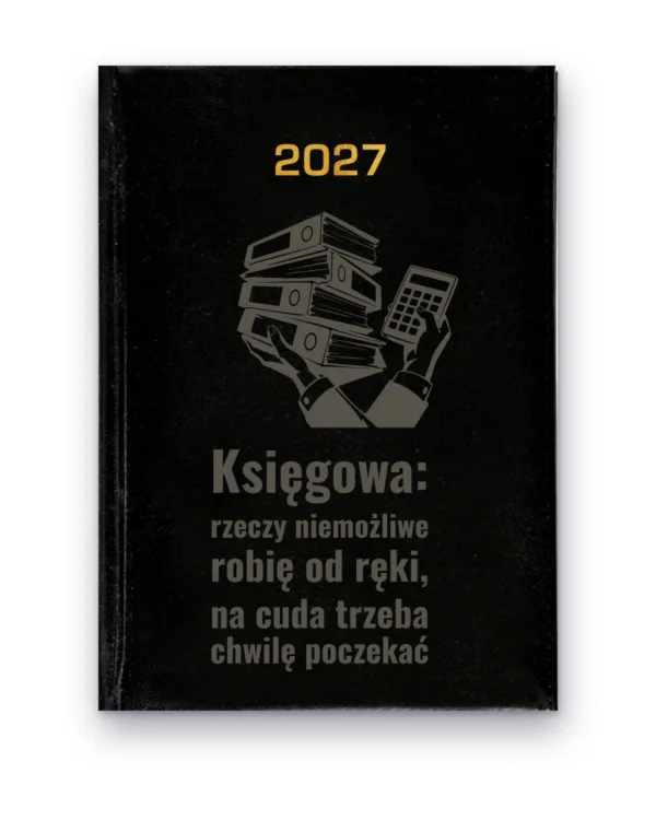 Kalendarz książkowy BALADEK 2027 z grawerem: Segregatory i kalkulator — Księgowa: rzeczy niemożliwe robię od ręki, na cuda trzeba chwilę poczekać