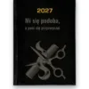 Kalendarz książkowy BALADEK 2027 z grawerem: Nożyczki i grzebień — Mi się podoba, a pani się przyzwyczai