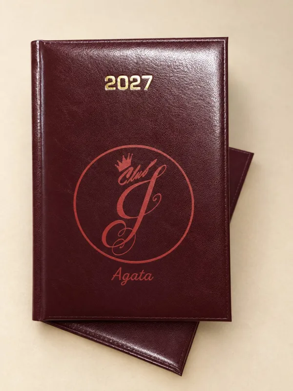 Bordowy kalendarz 2027 z monogramem i imieniem Agata, aranżacja.