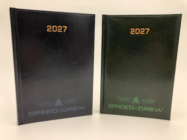 Dwa kalendarze 2027 z logo SPEED-DREW na ciemnych okładkach, aranżacja.