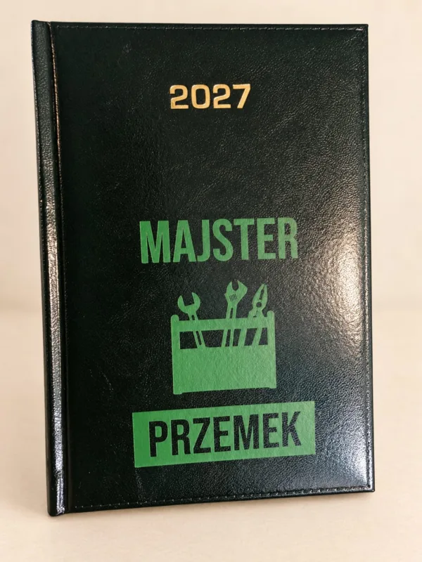 Zielony kalendarz 2027 z motywem narzędzi i imieniem Przemek, aranżacja.